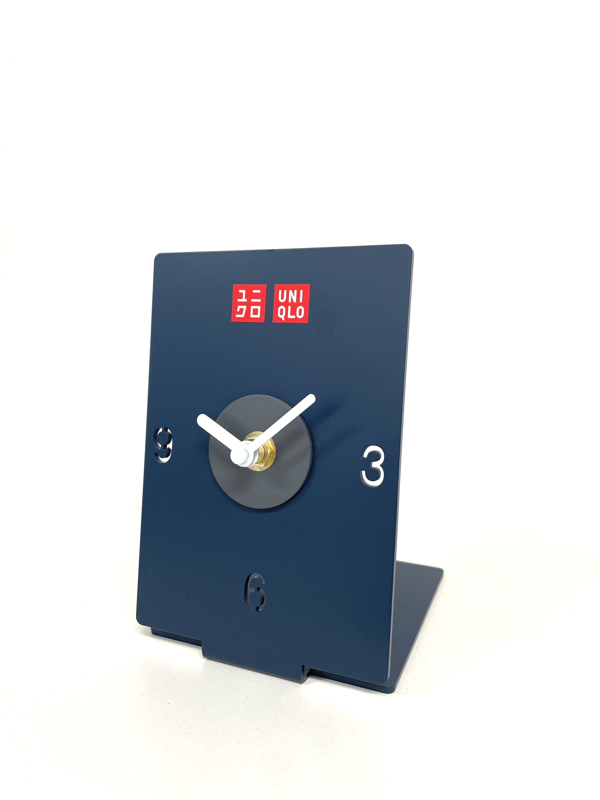 ユニクロ様の新規開店記念品の時計に横浜工場製作の文字盤が採用されました。